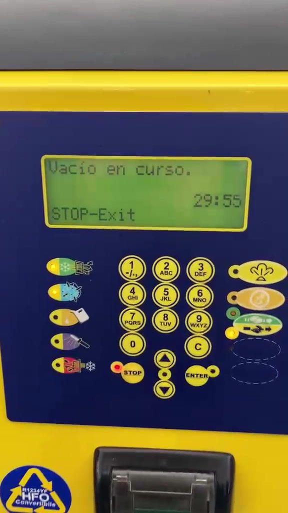 Pantalla del equipo realizando el vacío del circuito